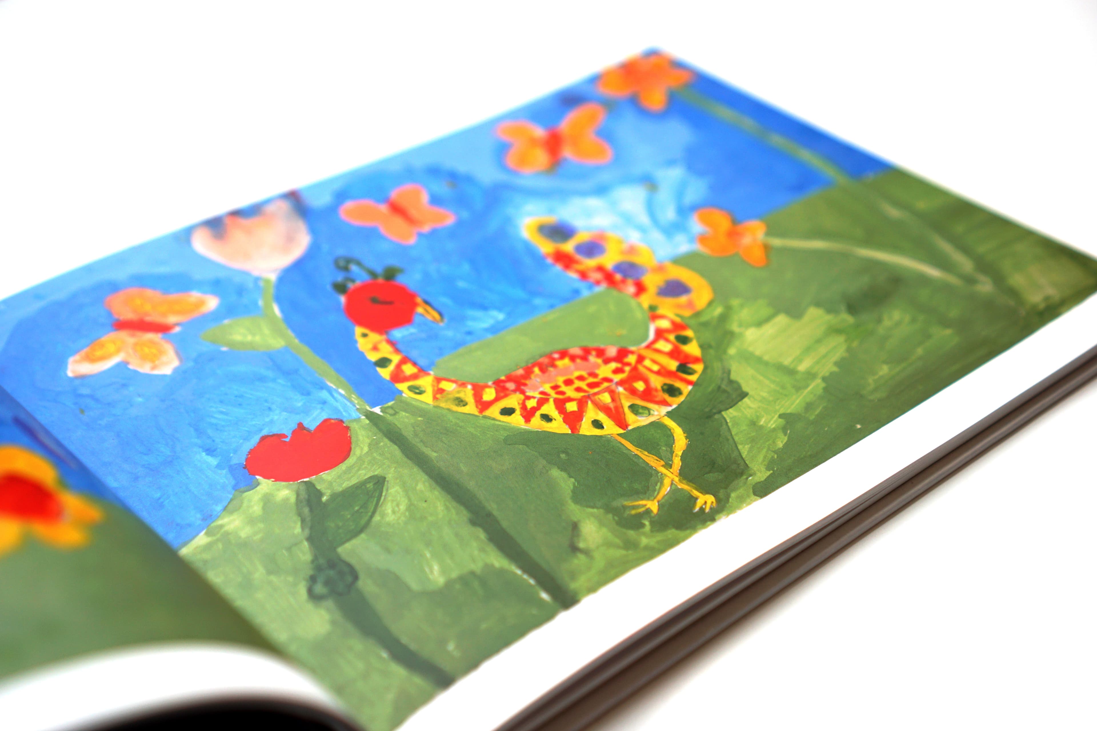 Дитячі шедеври розташовуються на сторінках з матовим ламінуванням